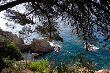 Akdeniz kıyısındaki kayalar ve deniz, Costa brava catalana