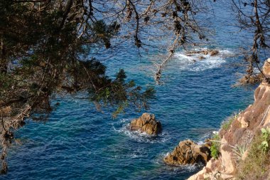 Akdeniz kıyısındaki kayalar ve deniz, Costa brava catalana