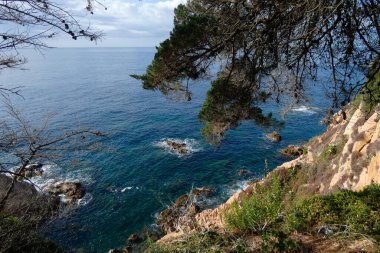Akdeniz kıyısındaki kayalar ve deniz, Costa brava catalana