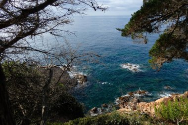 Akdeniz kıyısındaki kayalar ve deniz, Costa brava catalana
