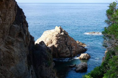 Akdeniz kıyısındaki kayalar ve deniz, Costa brava catalana