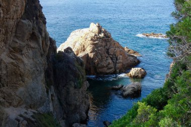 Akdeniz kıyısındaki kayalar ve deniz, Costa brava catalana