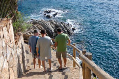 Akdeniz kıyısındaki kayalar ve deniz, Costa brava catalana