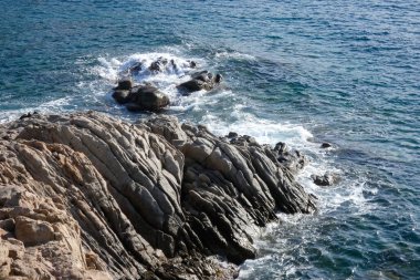 Akdeniz kıyısındaki kayalar ve deniz, Costa brava catalana