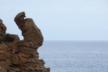 Akdeniz kıyısındaki kayalar ve deniz, Costa brava catalana