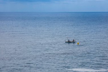 Akdeniz kıyısındaki bir limanda küçük balıkçı tekneleri