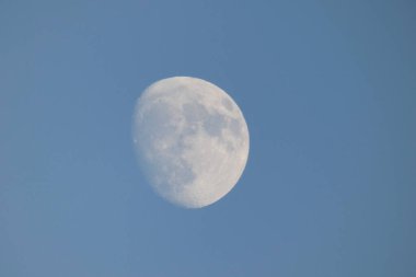 Ay gün boyunca hilal şeklinde görünür.