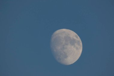 Ay gün boyunca hilal şeklinde görünür.