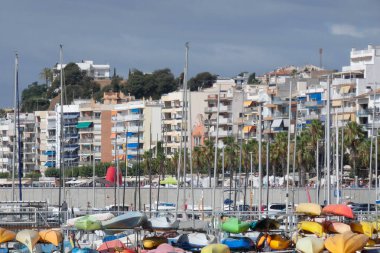 Katalan kıyısındaki Blanes kasabasındaki liman ve balıkçılık limanı..