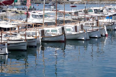Katalan kıyısındaki Blanes kasabasındaki liman ve balıkçılık limanı..