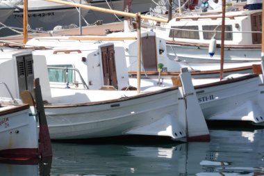 Katalan kıyısındaki Blanes kasabasındaki liman ve balıkçılık limanı..