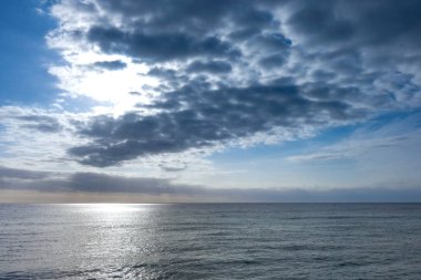 Akdeniz 'de gökyüzü, deniz ve bulutlar