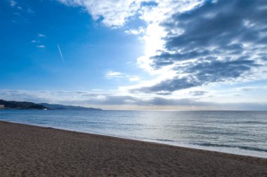 Akdeniz 'de gökyüzü, deniz ve bulutlar