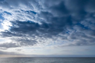 Akdeniz 'de gökyüzü, deniz ve bulutlar