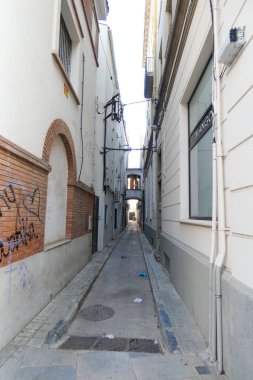 İspanya 'nın Katalonya eyaletinin Barcelona ilindeki Akdeniz' in eski Blanes kasabasının dar sokakları.