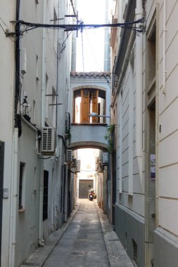 İspanya 'nın Katalonya eyaletinin Barcelona ilindeki Akdeniz' in eski Blanes kasabasının dar sokakları.