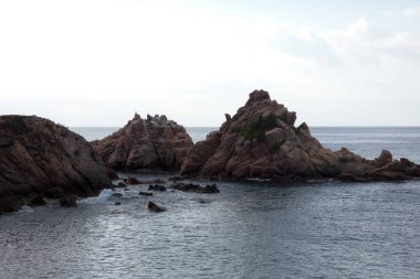 Akdeniz kıyısındaki kayalar ve deniz, Costa brava catalana