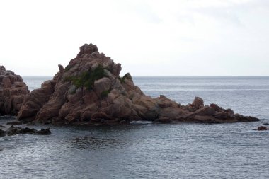 Akdeniz kıyısındaki kayalar ve deniz, Costa brava catalana