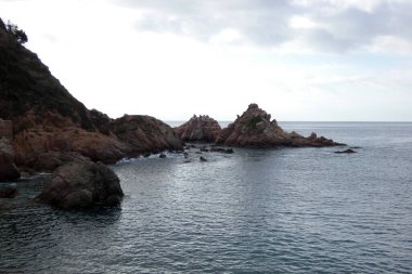 Akdeniz kıyısındaki kayalar ve deniz, Costa brava catalana