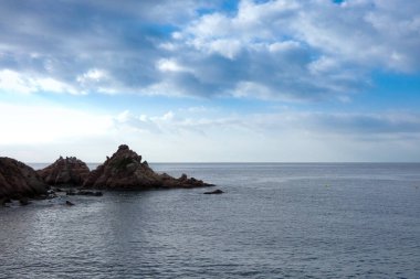 Akdeniz kıyısındaki kayalar ve deniz, Costa brava catalana