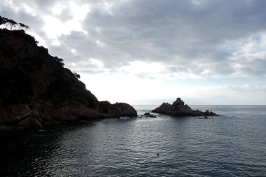 Akdeniz kıyısındaki kayalar ve deniz, Costa brava catalana