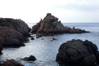 Akdeniz kıyısındaki kayalar ve deniz, Costa brava catalana
