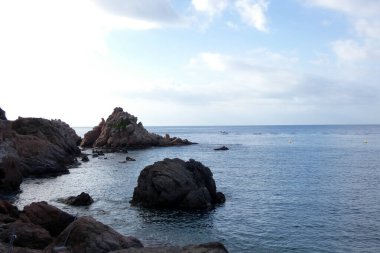 Akdeniz kıyısındaki kayalar ve deniz, Costa brava catalana