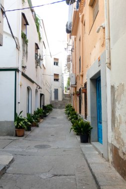 İspanya 'nın Katalonya eyaletinin Barcelona ilindeki Akdeniz' in eski Blanes kasabasının dar sokakları.