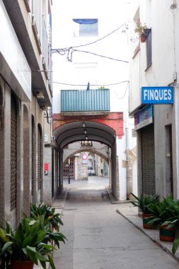 İspanya 'nın Katalonya eyaletinin Barcelona ilindeki Akdeniz' in eski Blanes kasabasının dar sokakları.