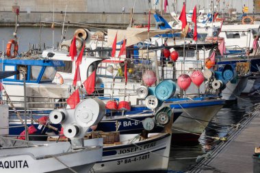 Akdeniz kıyısındaki bir limanda küçük balıkçı tekneleri