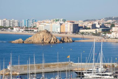 Katalan kıyısındaki Blanes kasabasındaki liman ve balıkçılık limanı..