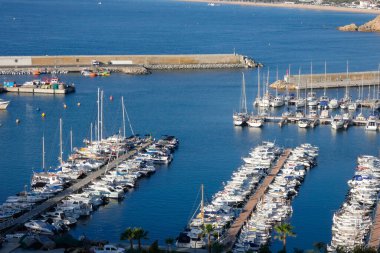 Katalan kıyısındaki Blanes kasabasındaki liman ve balıkçılık limanı..