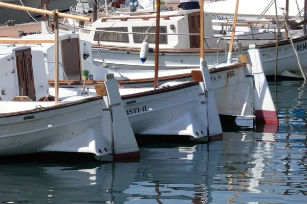 Katalan kıyısındaki Blanes kasabasındaki liman ve balıkçılık limanı..