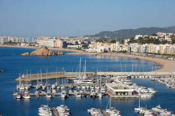Katalan kıyısındaki Blanes kasabasındaki liman ve balıkçılık limanı..