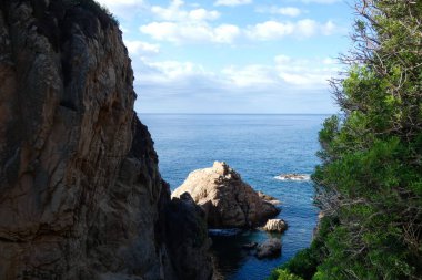 Akdeniz kıyısındaki kayalar ve deniz, Costa brava catalana