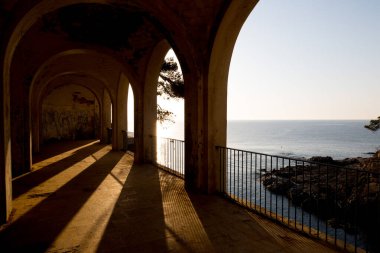 Deniz manzaralı geniş pencereli binalar