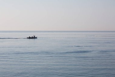 Sakin, mavi bir deniz. Gemiler sularında yüzüyor..