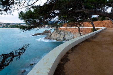 Katalan Costa Brava 'nın tüm kıyı şeridi boyunca uzanan kıyı yolu..