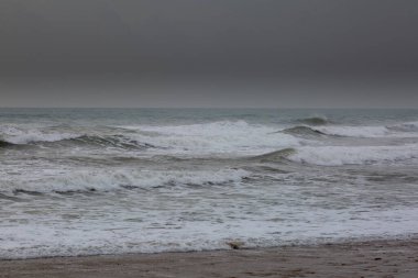 Sonbaharın başlarında Akdeniz kıyısında köpüklü ve çok kötü denizli büyük dalgalar.