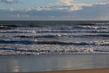 Sonbaharın başlarında Akdeniz kıyısında köpüklü ve çok kötü denizli büyük dalgalar.