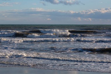 Sonbaharın başlarında Akdeniz kıyısında köpüklü ve çok kötü denizli büyük dalgalar.