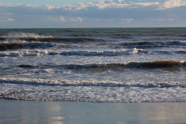 Sonbaharın başlarında Akdeniz kıyısında köpüklü ve çok kötü denizli büyük dalgalar.