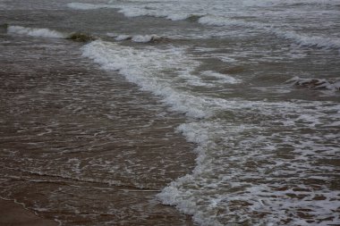 Sonbaharın başlarında Akdeniz kıyısında köpüklü ve çok kötü denizli büyük dalgalar.