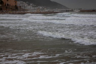 Sonbaharın başlarında Akdeniz kıyısında köpüklü ve çok kötü denizli büyük dalgalar.