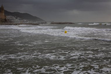 Sonbaharın başlarında Akdeniz kıyısında köpüklü ve çok kötü denizli büyük dalgalar.