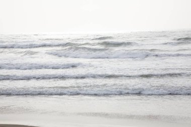 Sonbaharın başlarında Akdeniz kıyısında köpüklü ve çok kötü denizli büyük dalgalar.