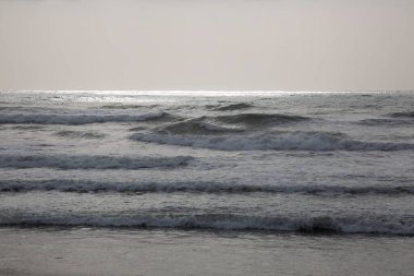 Sonbaharın başlarında Akdeniz kıyısında köpüklü ve çok kötü denizli büyük dalgalar.