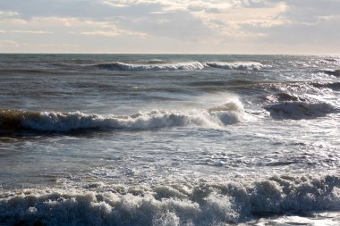 Sonbaharın başlarında Akdeniz kıyısında köpüklü ve çok kötü denizli büyük dalgalar.