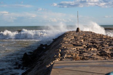 Fırtınadan sonra kötü deniz, dalgalar dalgalara çarpar ve sonbaharda Akdeniz 'de su sıçrar.