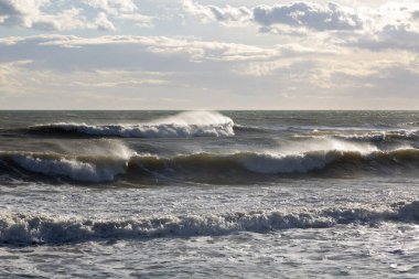 Sonbaharın başlarında Akdeniz kıyısında köpüklü ve çok kötü denizli büyük dalgalar.